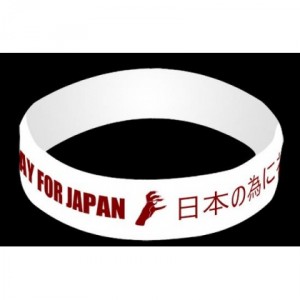Un bracelet vendu par Lady Gaga. Inscrit en anglais dessus : "Nous prions pour le Japon"