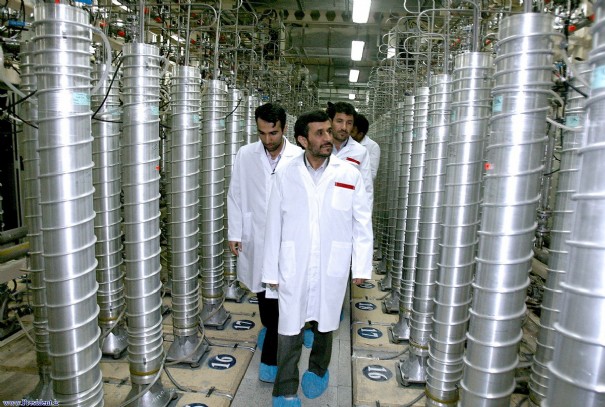Le président iranien Mahmoud Ahmadinejad visitant les installations de Natanz où l'on procède à l'enrichissement de l'uranium.© AFP PHOTO/HO