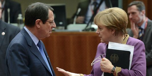 Le nouveau président chypriote Nicos Anastasiades et la chancelière allemande Angela Merkel, le 15 mars à Bruxelles. © Reuters/Laurent Dubrule