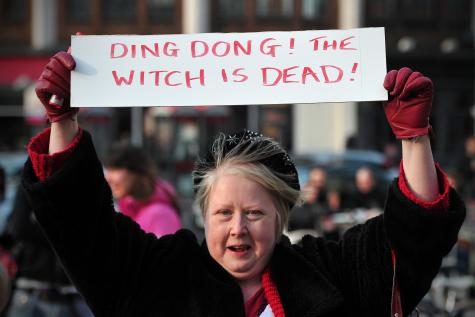 Clare Truscott célèbre la mort de la Dame de Fer dans une rue de Brixton. AFP