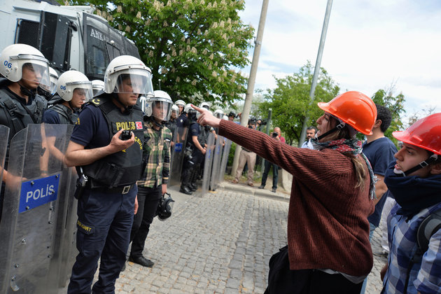 Manifestants contre policiers à Ankara. Crédits photo : Reuters